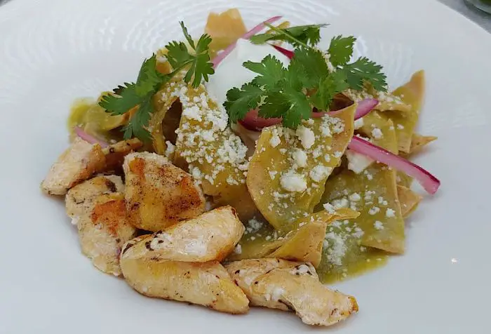 chilaquiles with chicken: breakfast foods in Mexico